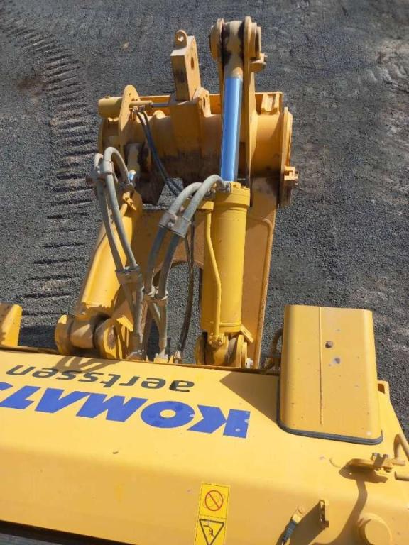 Komatsu D155A-6R (4pcs available for sale in Abu Dhabi) Photo 18