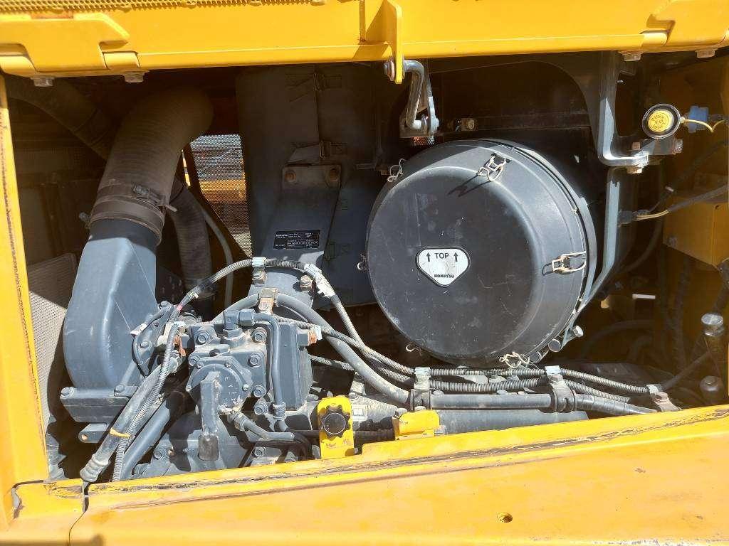 Komatsu D155A-6R (4pcs available for sale in Abu Dhabi) Photo 19