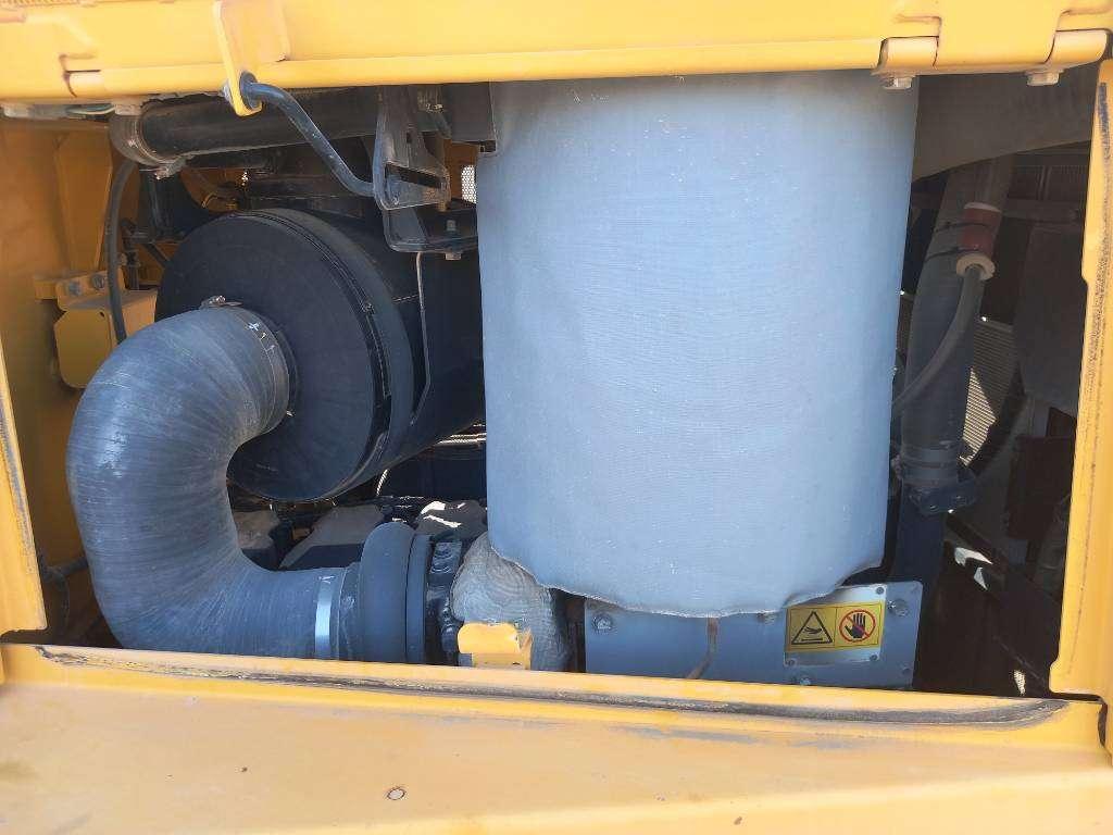 Komatsu D155A-6R (4pcs available for sale in Abu Dhabi) Photo 20