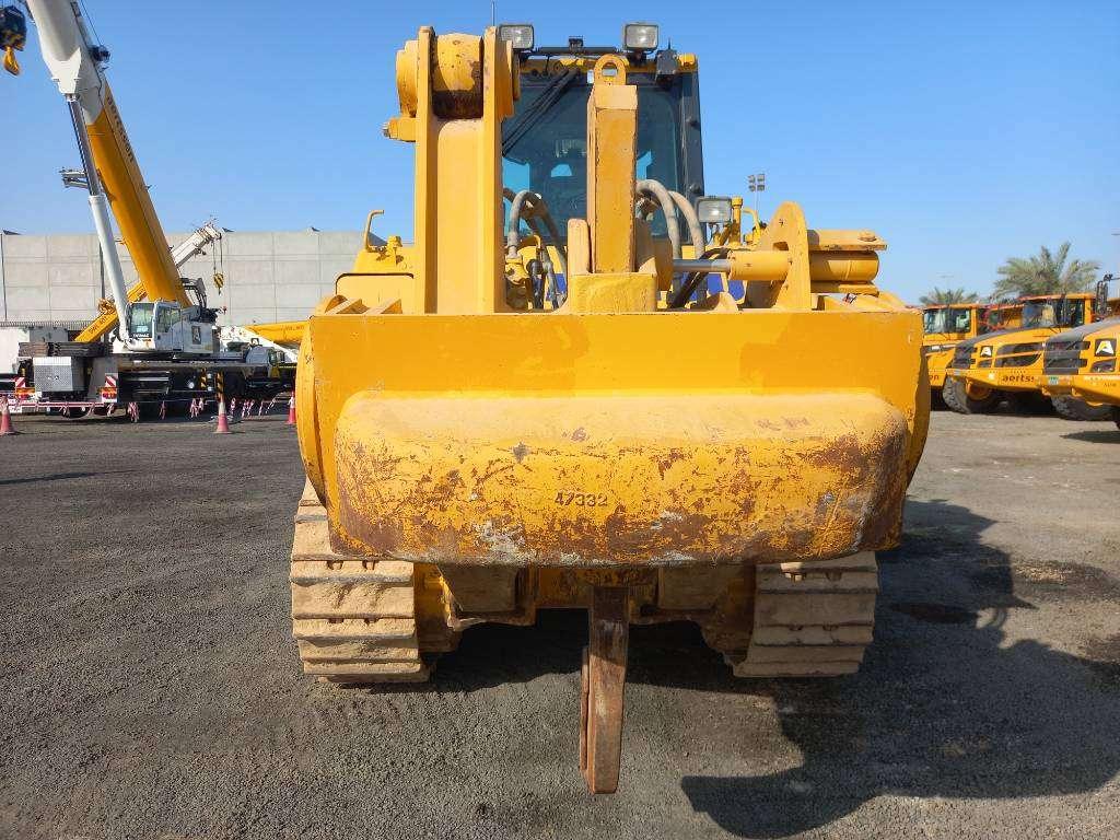 Komatsu D155A-6R (4pcs available for sale in Abu Dhabi) Photo 3