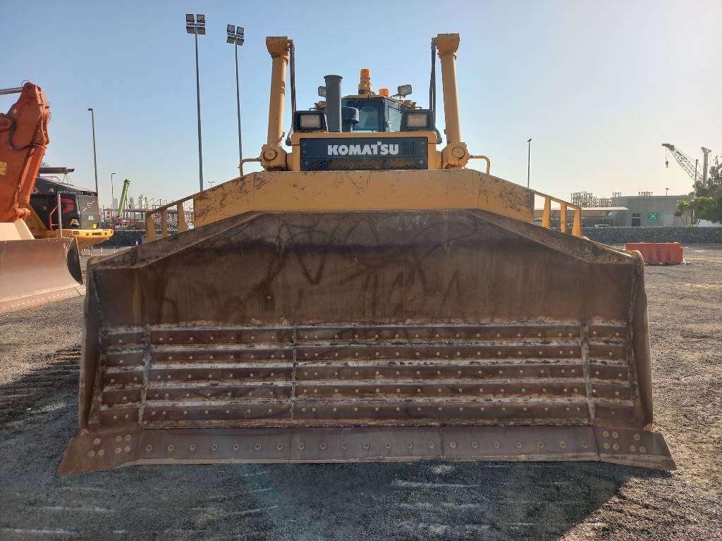 Komatsu D155A-6R (4pcs available for sale in Abu Dhabi) Photo 8
