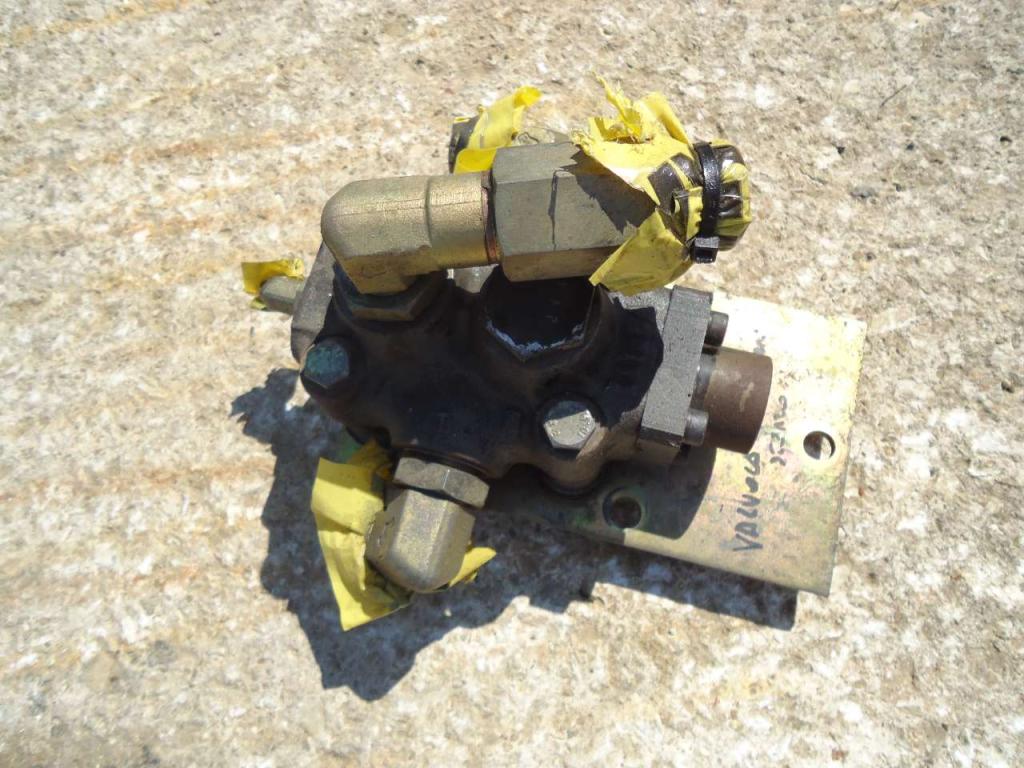 Steering priority valve for Fiat Kobelco W270 Photo 1