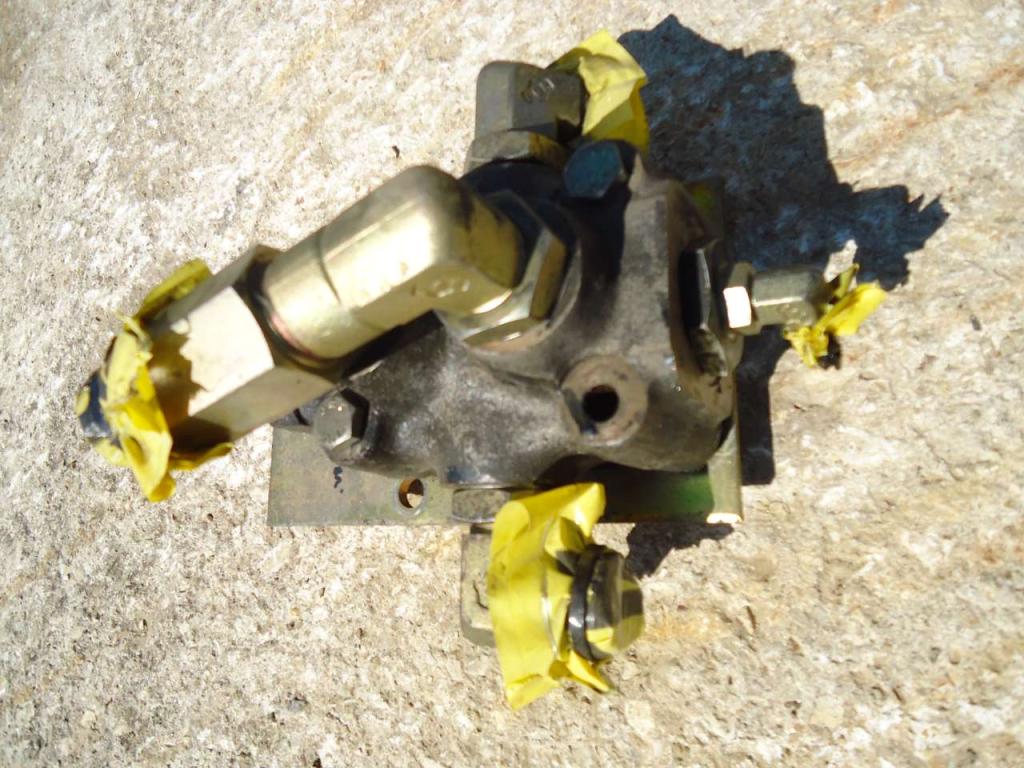 Steering priority valve for Fiat Kobelco W270 Photo 2