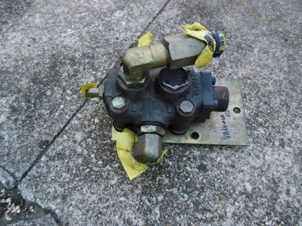 Steering priority valve for Fiat Kobelco W270 Photo 4