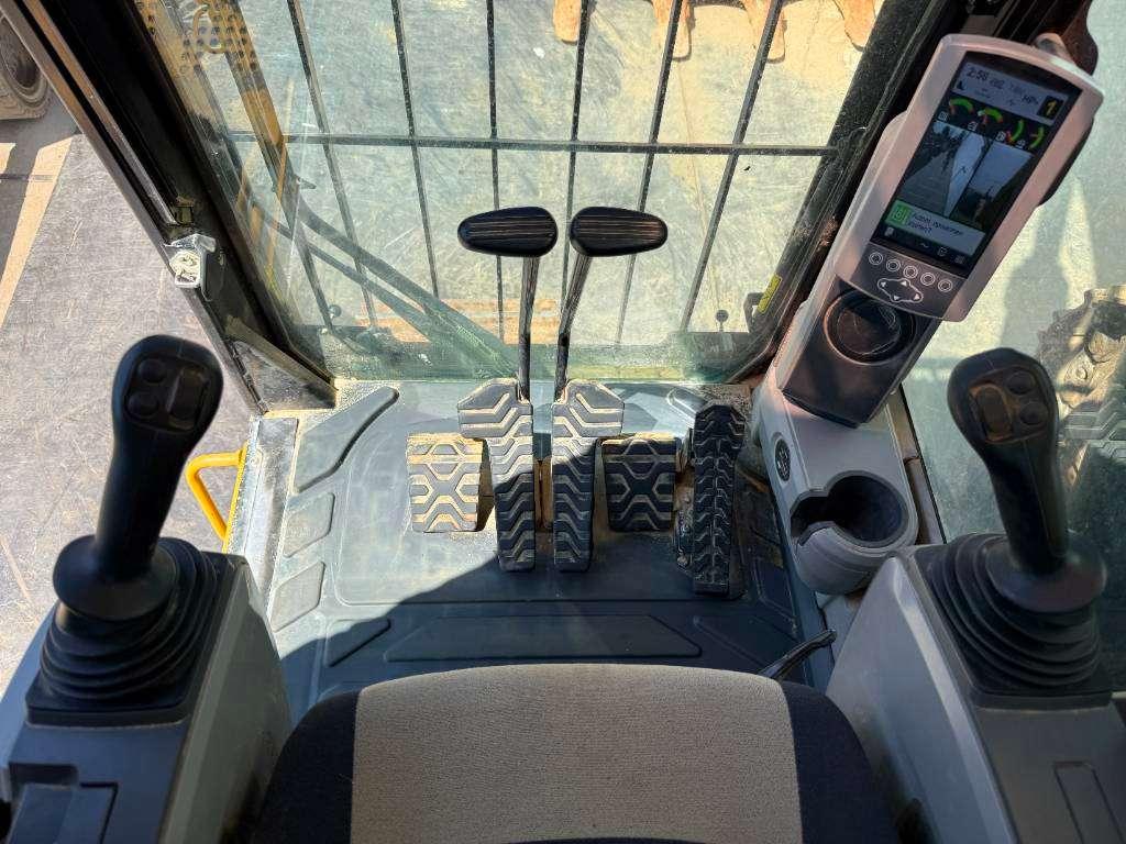 Caterpillar 390F - German Machine / Camera / Quick Coupler Photo 9