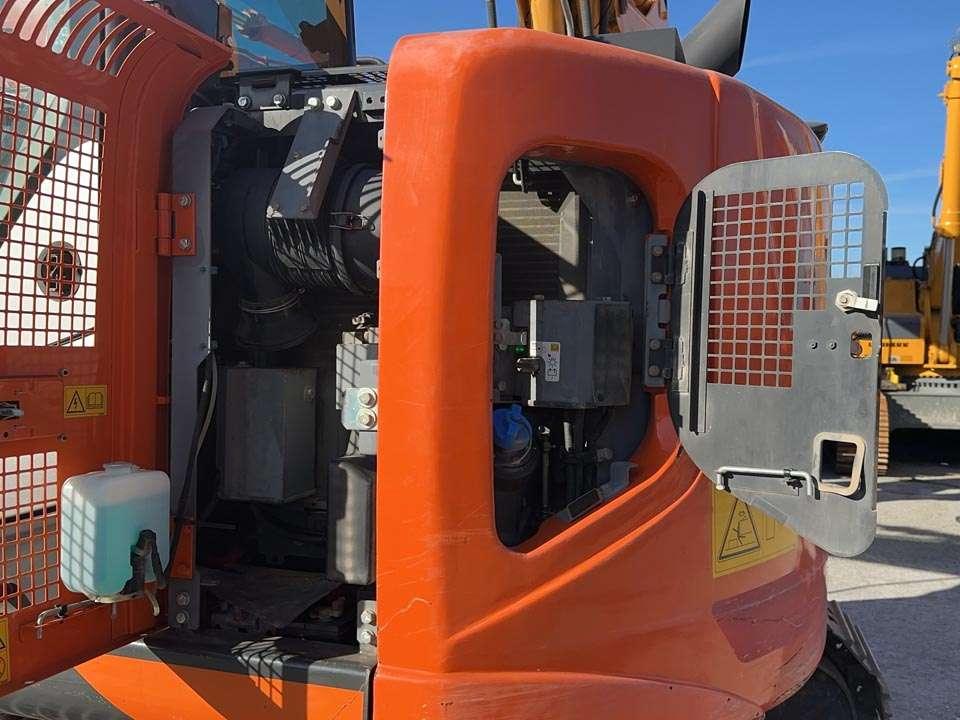 Hitachi ZX135US-6 Photo 10