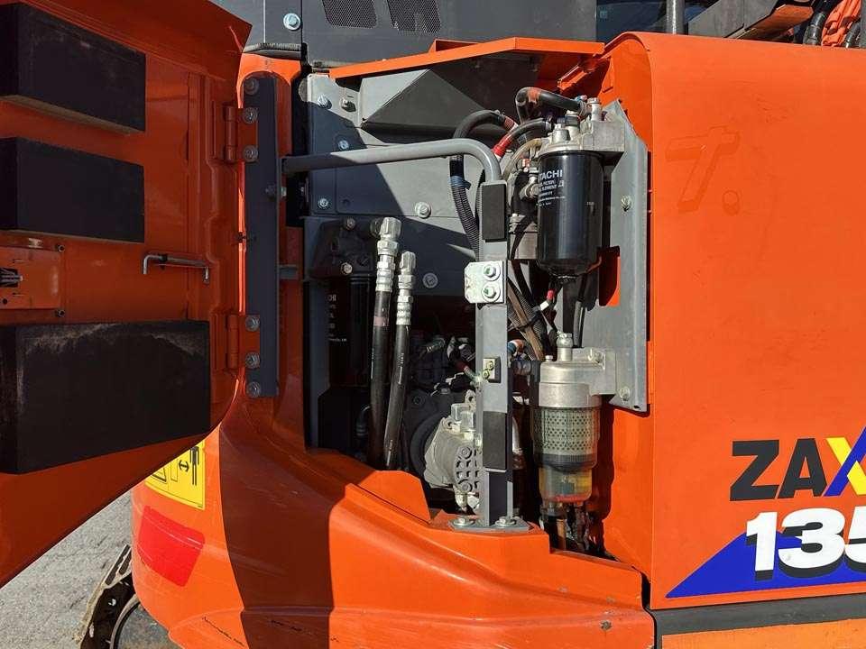 Hitachi ZX135US-6 Photo 11