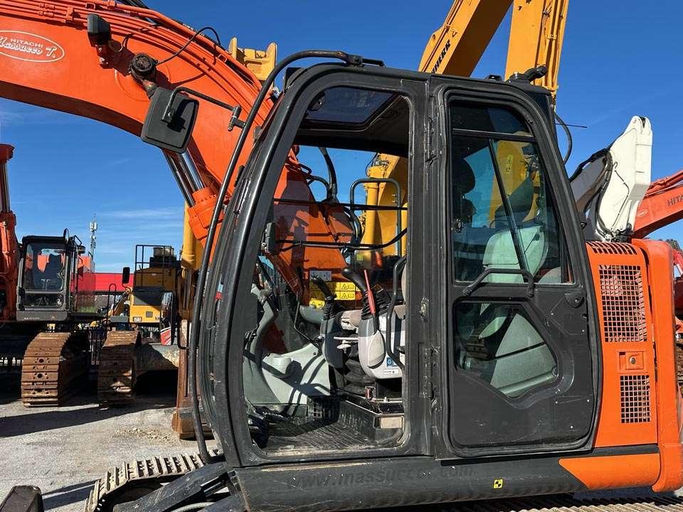 Hitachi ZX135US-6 Photo 13