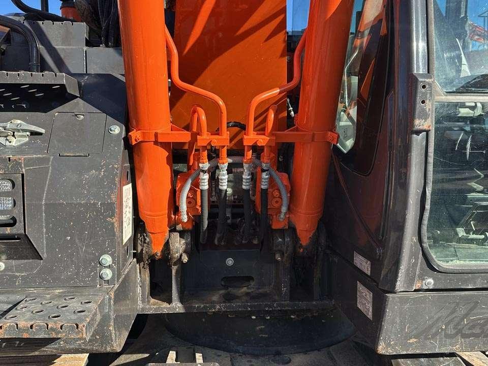 Hitachi ZX135US-6 Photo 9