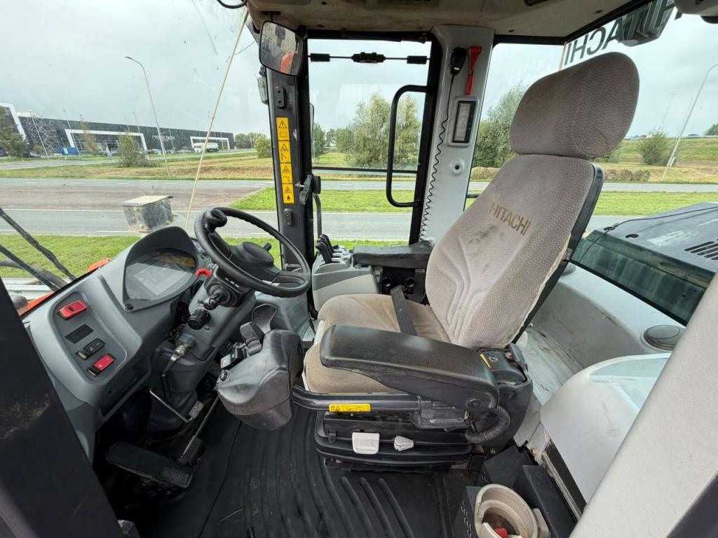 Hitachi ZW310-6 Photo 16