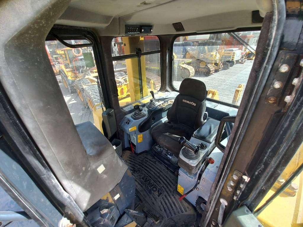 Komatsu D275A-5R (Abu Dhabi) Photo 16