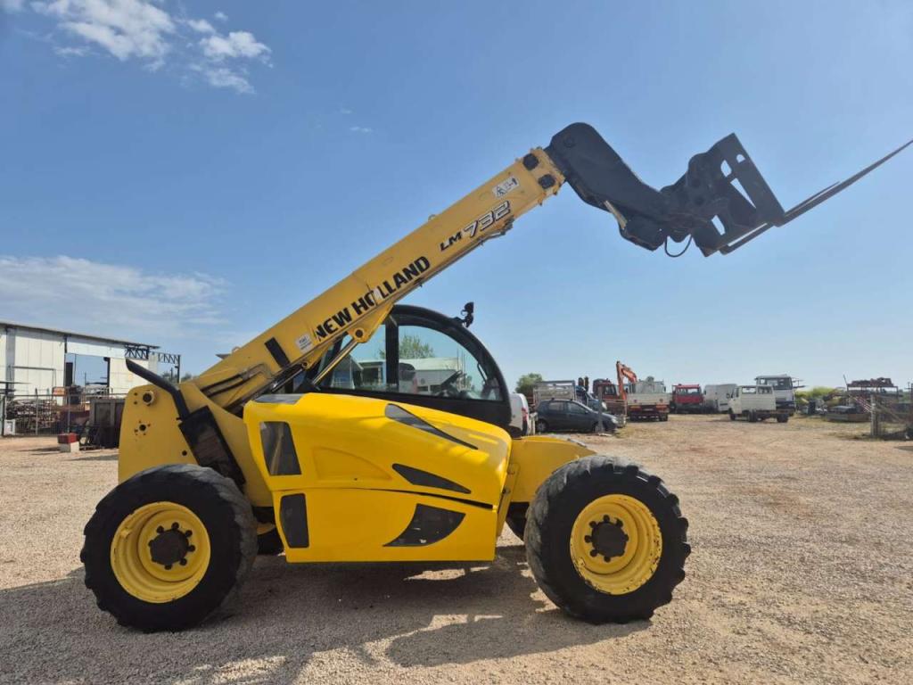 New Holland LM732 Photo 2