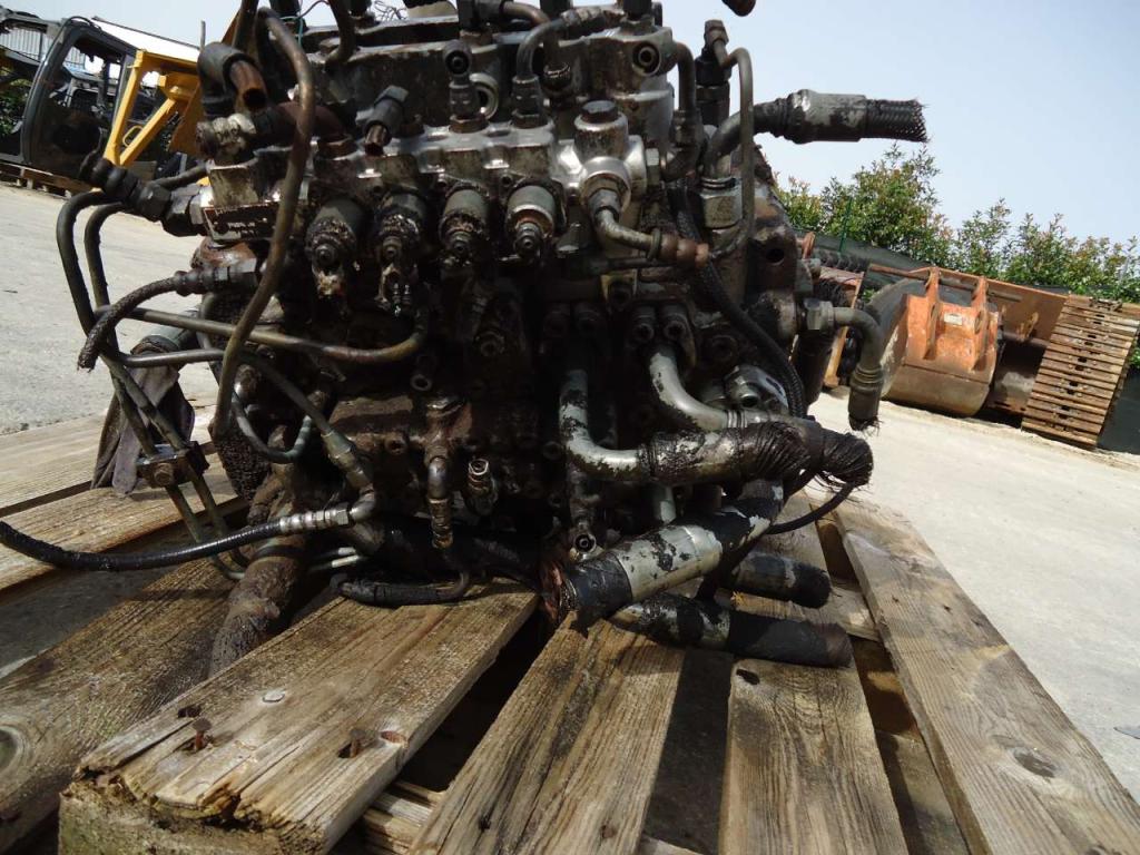 Hydraulic distributor for Hitachi ZAXIS 210.3 - 240 Photo 2