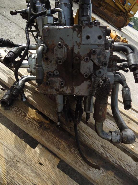Hydraulic distributor for Hitachi ZAXIS 210.3 - 240 Photo 4