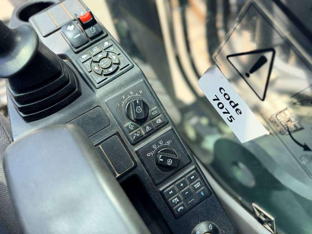 Volvo EC300E L Photo 11