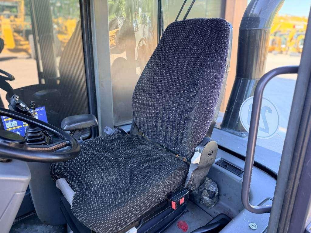 Volvo L30G Photo 25