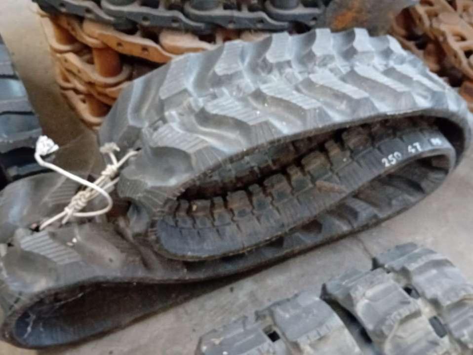 250x47x84 Rubber tracks Photo 1