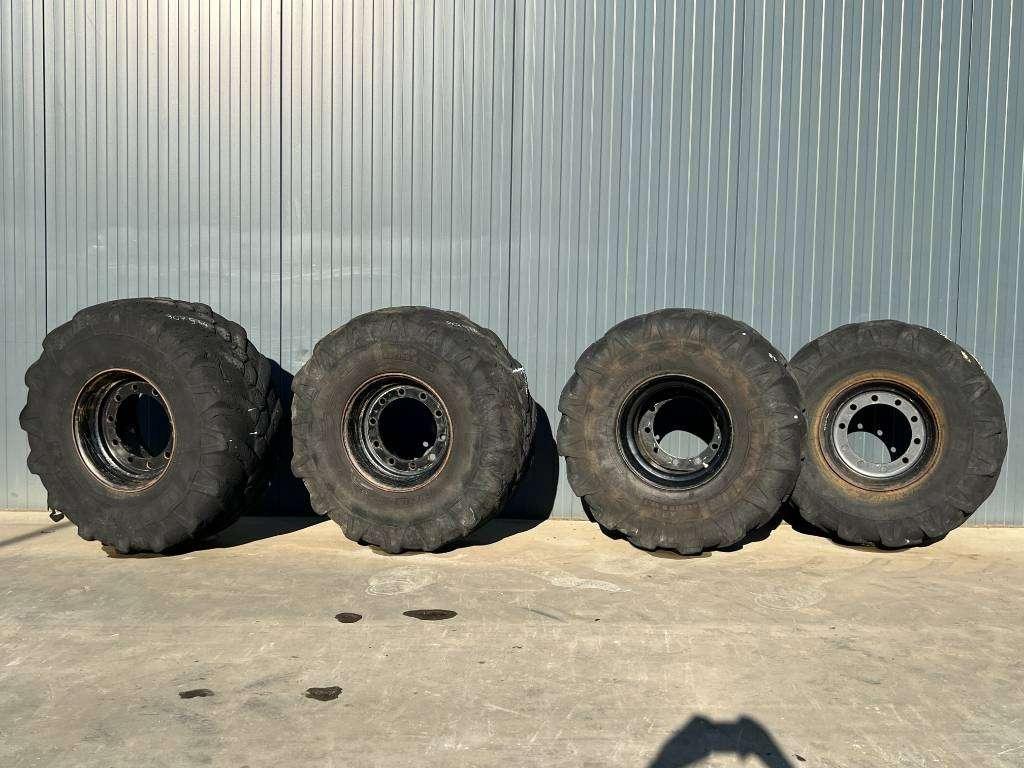 Tire for Michelin 445/70R19.5 incl. rim Photo 1