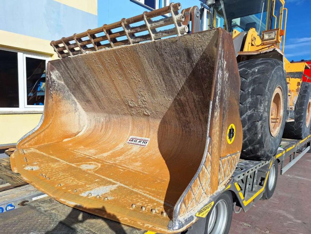 pin-on 2900 mm for Volvo L110, 120 Loader bucket Photo 3