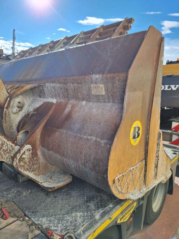 pin-on 2900 mm for Volvo L110, 120 Loader bucket Photo 8