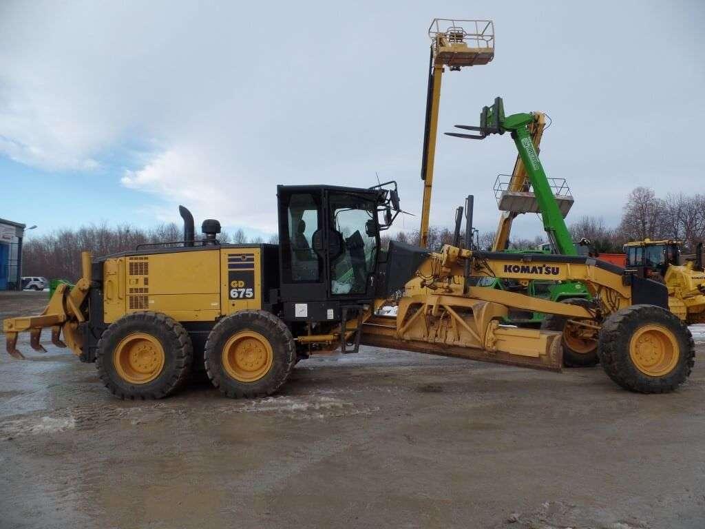 Komatsu GD675-5 Photo 11