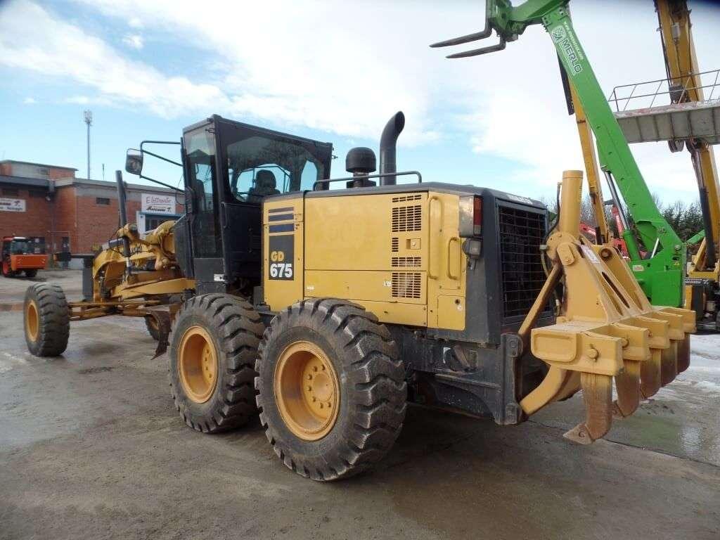 Komatsu GD675-5 Photo 3