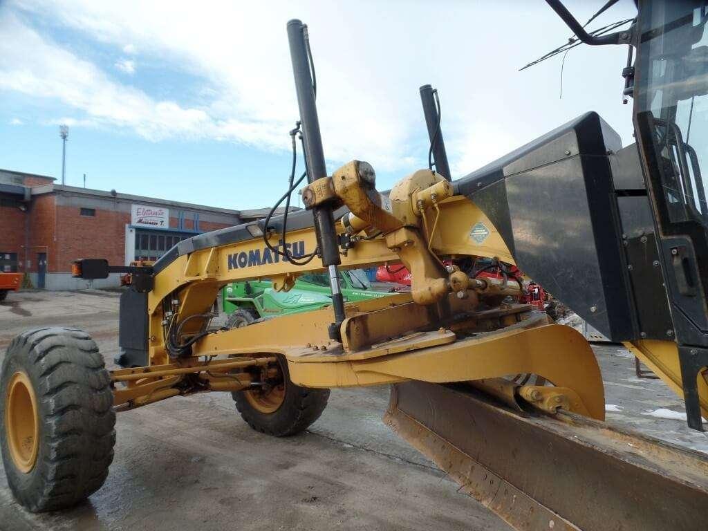 Komatsu GD675-5 Photo 7