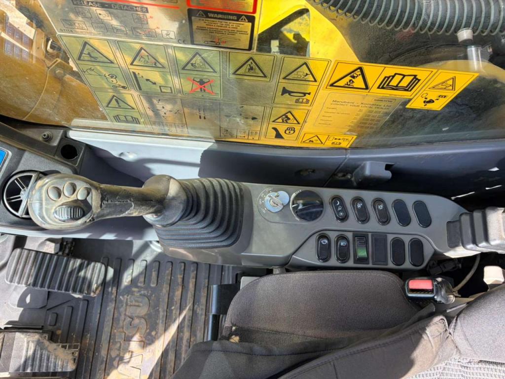 Komatsu PC240 Photo 19