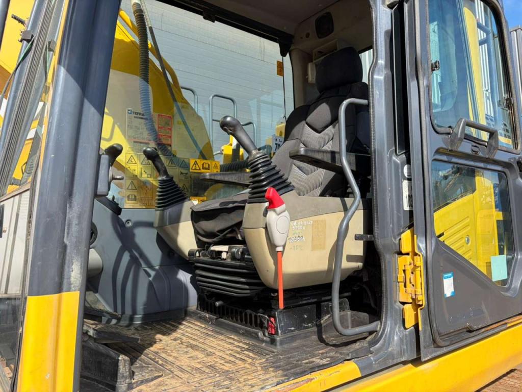 Komatsu PC240 Photo 20