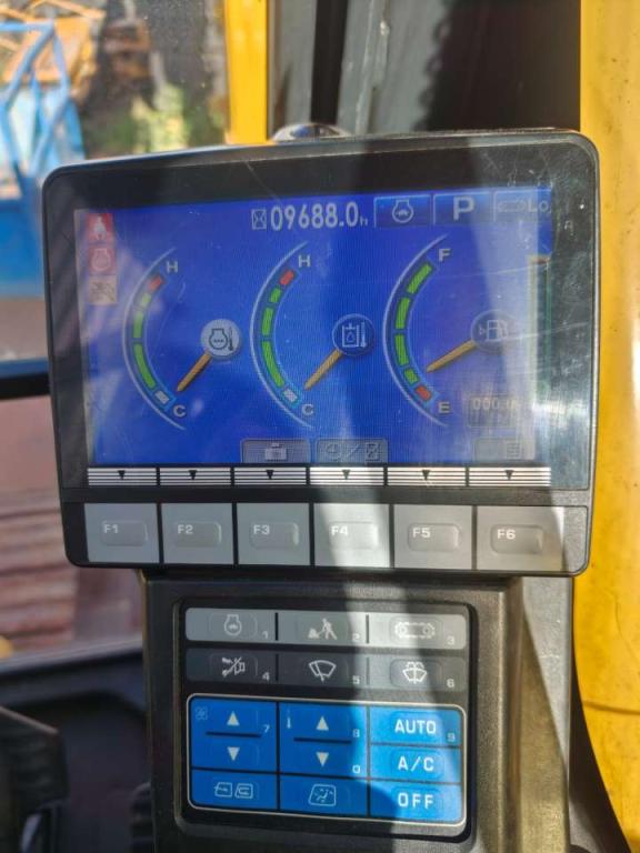 Komatsu PC240 Photo 24