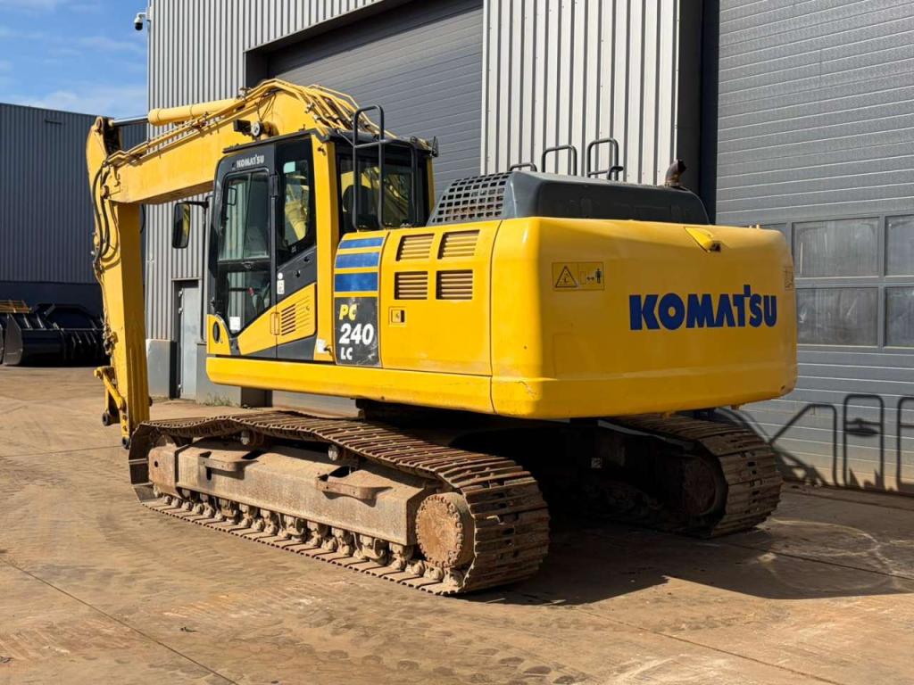 Komatsu PC240 Photo 3