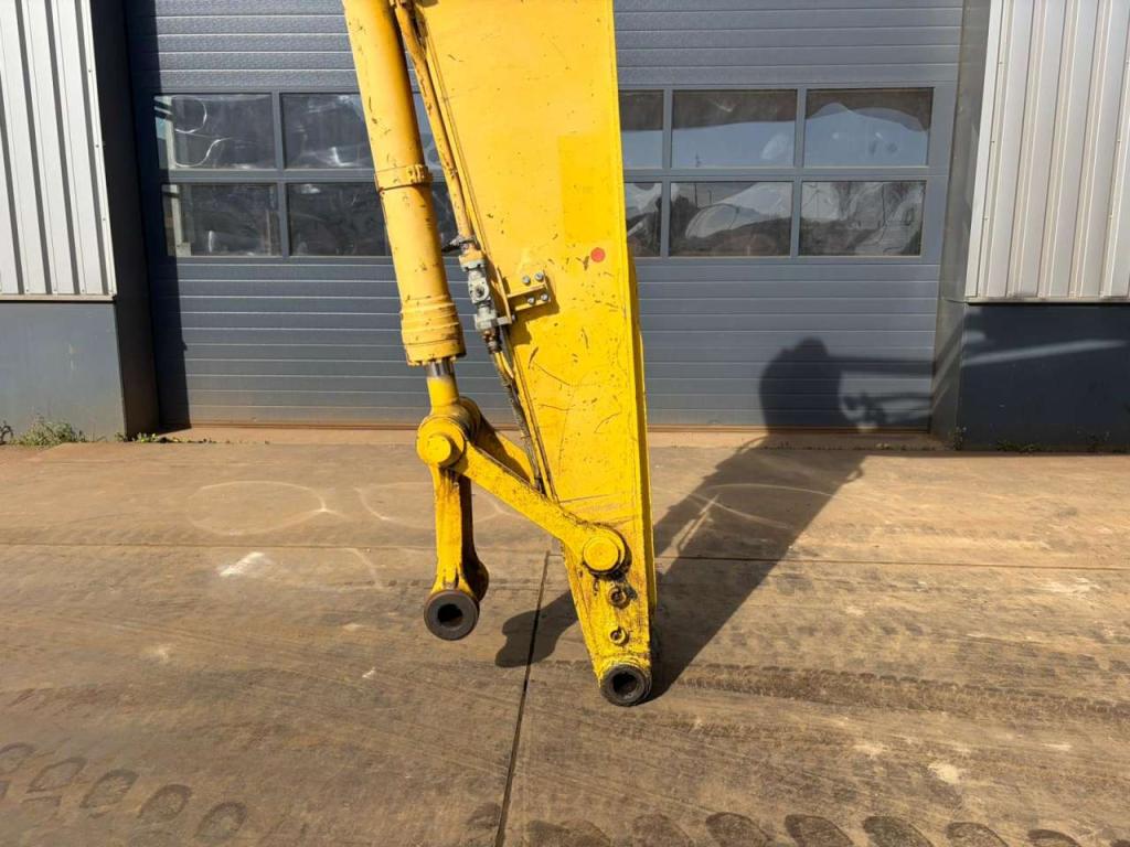 Komatsu PC240 Photo 8