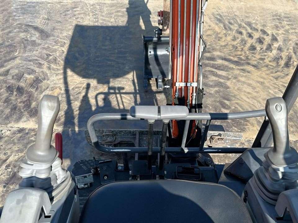 Hitachi ZX17U-5A-YR Photo 13