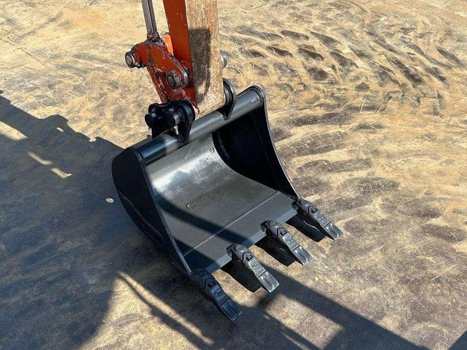 Hitachi ZX17U-5A-YR Photo 7