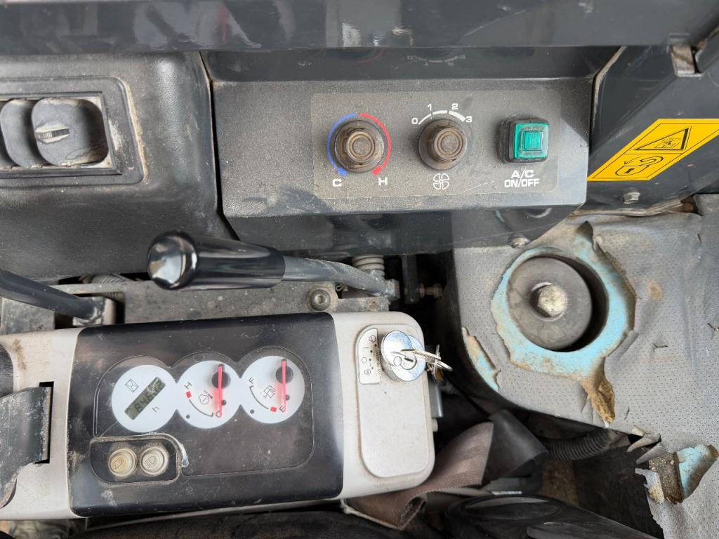 Komatsu PC55MR-2 Photo 8