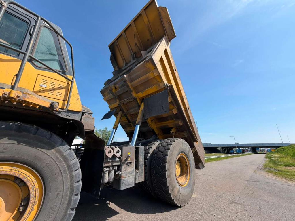 Komatsu HD605-7 Photo 12