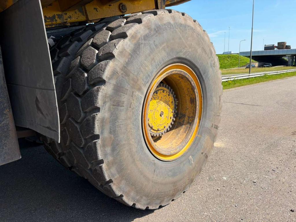 Komatsu HD605-7 Photo 15