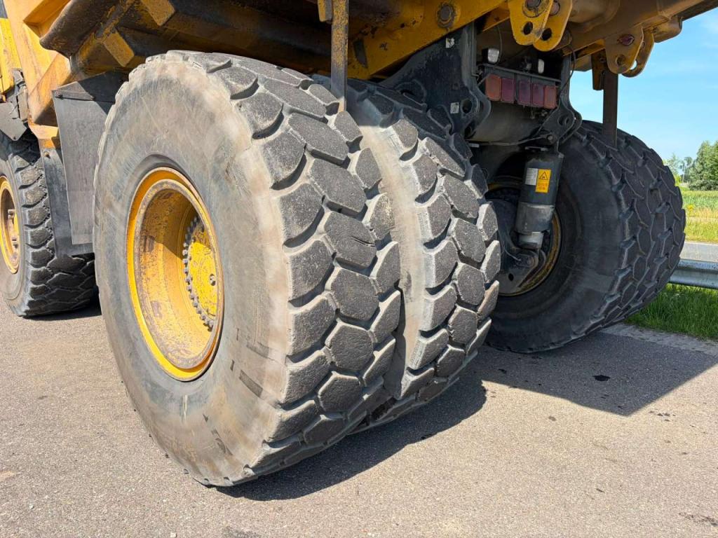 Komatsu HD605-7 Photo 16