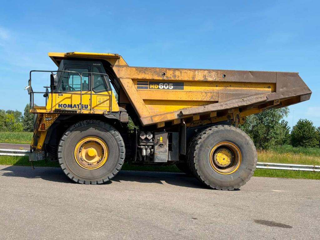 Komatsu HD605-7 Photo 2