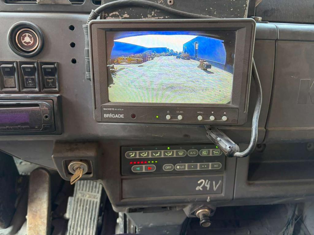 Komatsu HD605-7 Photo 23