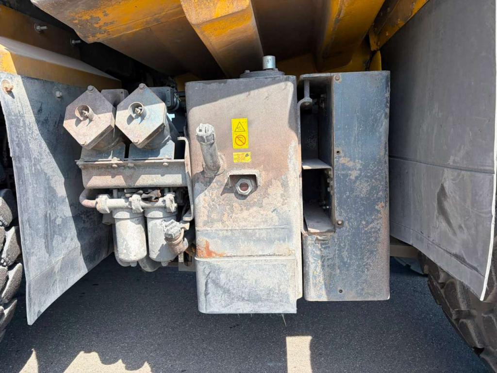 Komatsu HD605-7 Photo 28