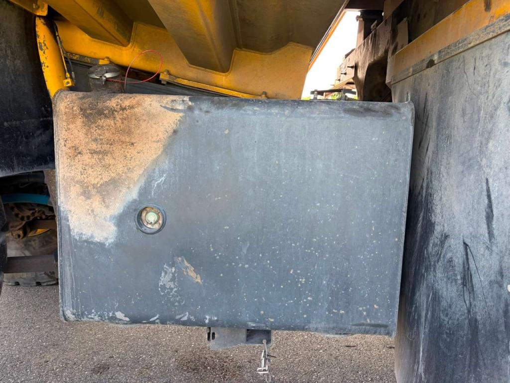 Komatsu HD605-7 Photo 29