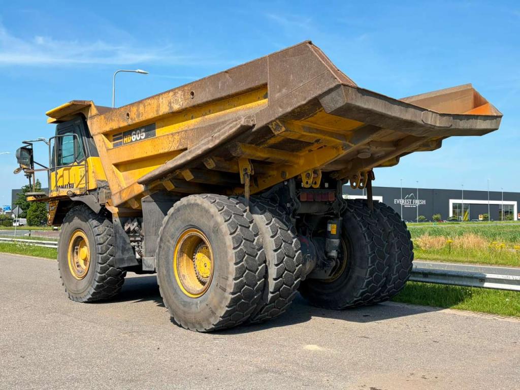 Komatsu HD605-7 Photo 3