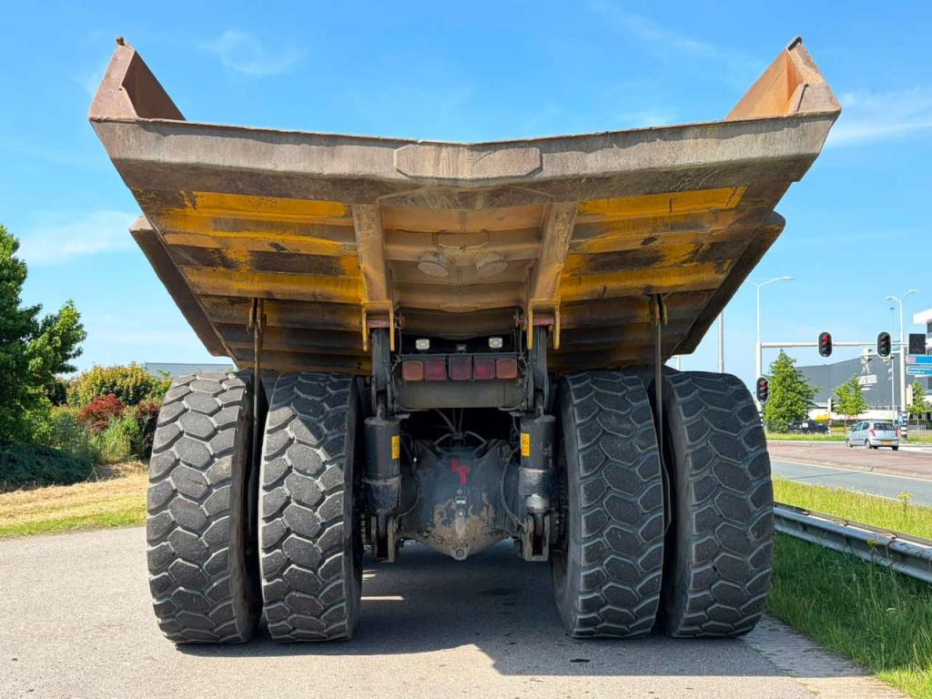 Komatsu HD605-7 Photo 4