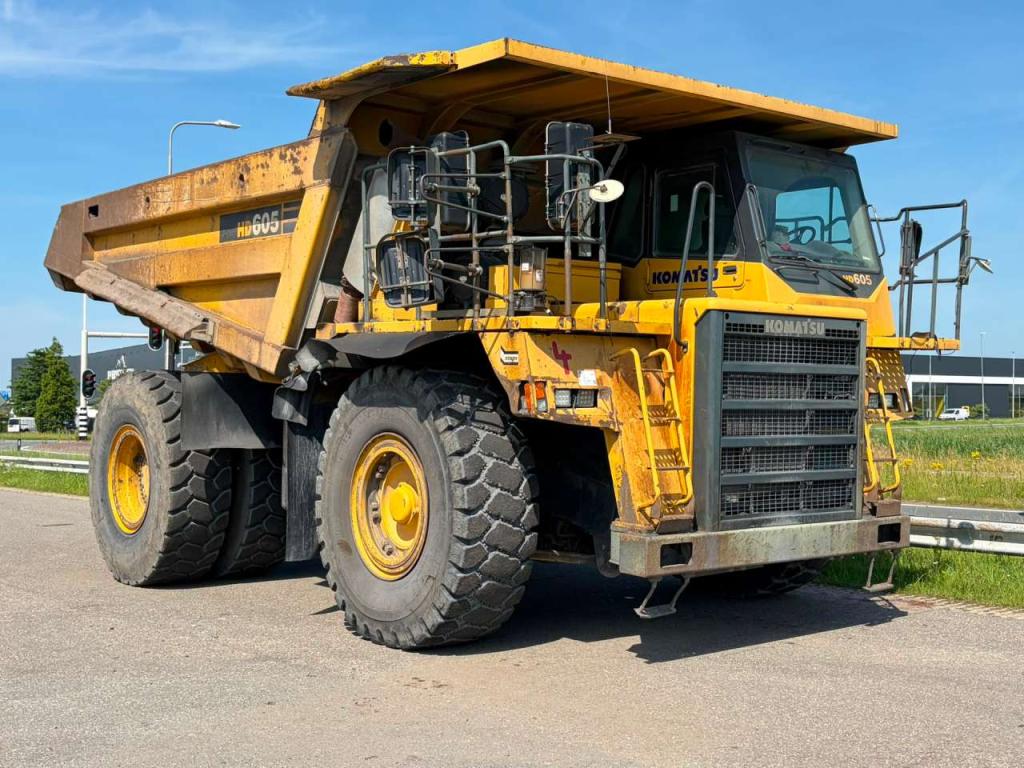 Komatsu HD605-7 Photo 7