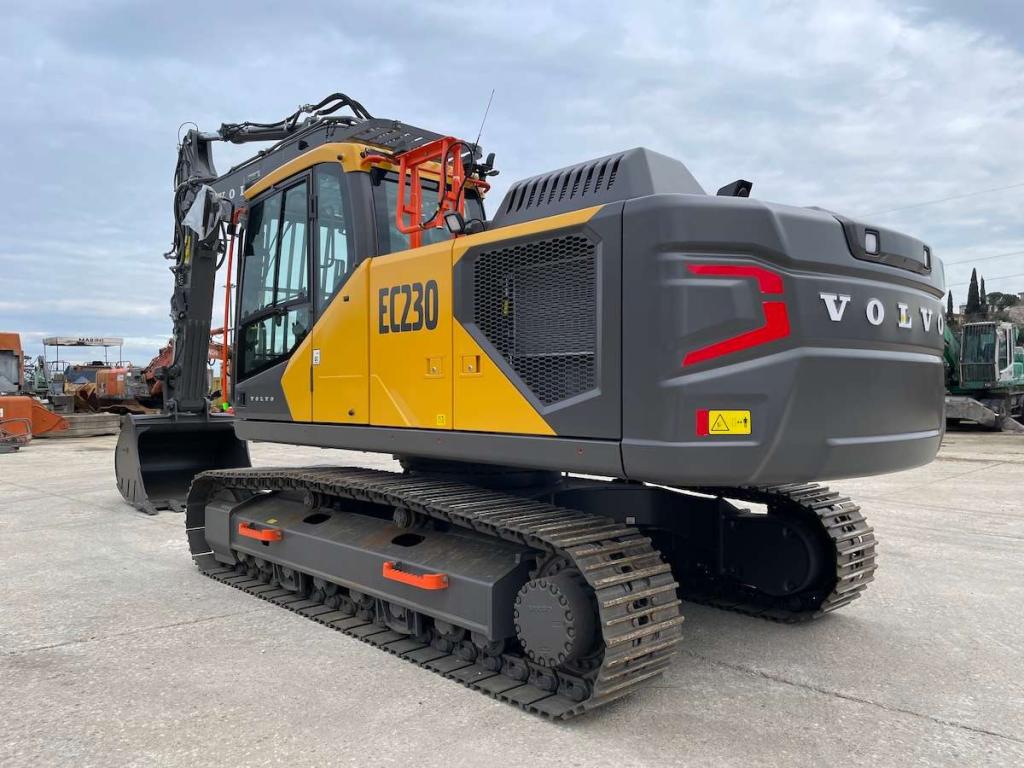 Volvo EC230FNL-5 Photo 2