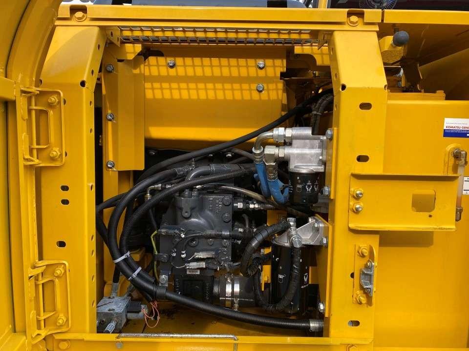 Komatsu PC130-7 Photo 16