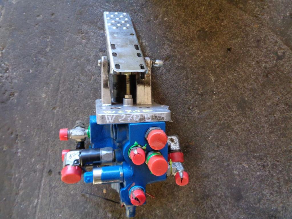 Housing and interior cabin parts for New Holland Serie B Photo 15