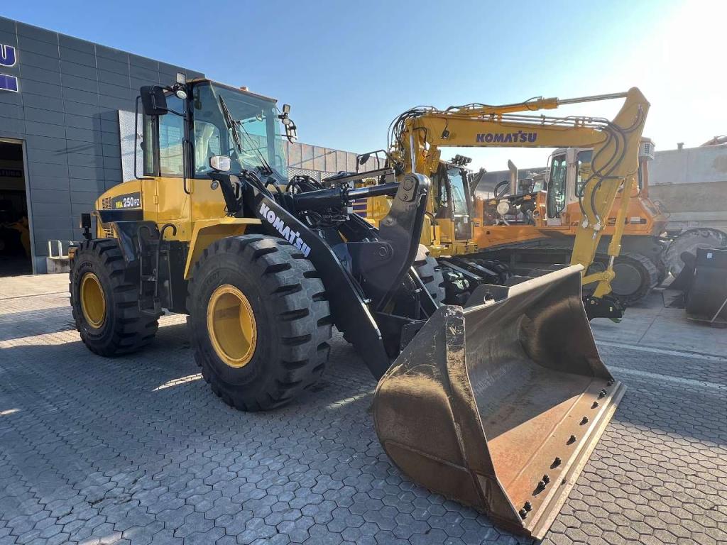 Komatsu WA250PZ-6 Photo 4