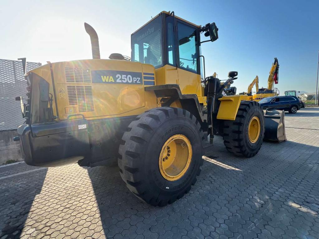 Komatsu WA250PZ-6 Photo 6